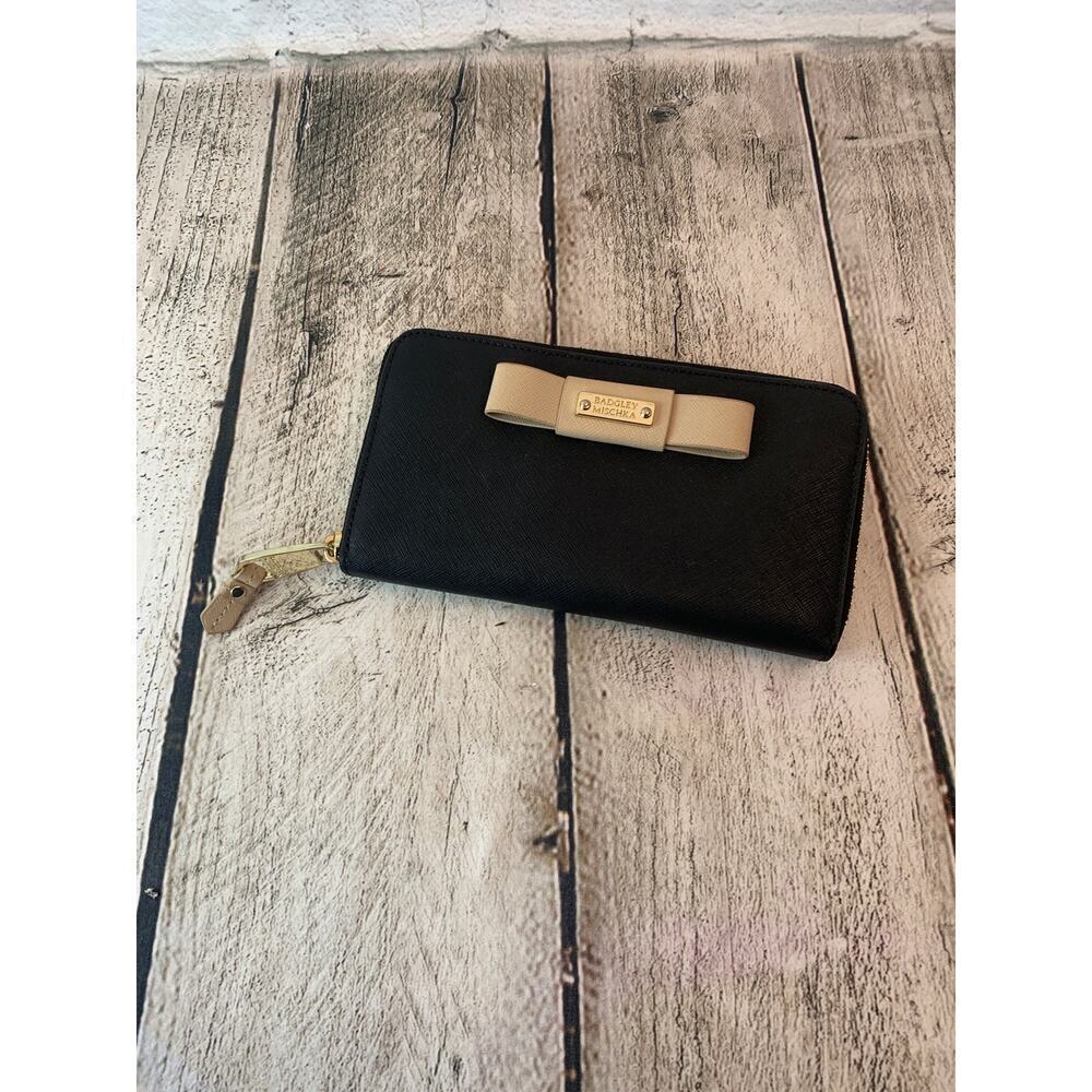 BADGLEY MISCHKA Women’s Black Tan Bow Wallet